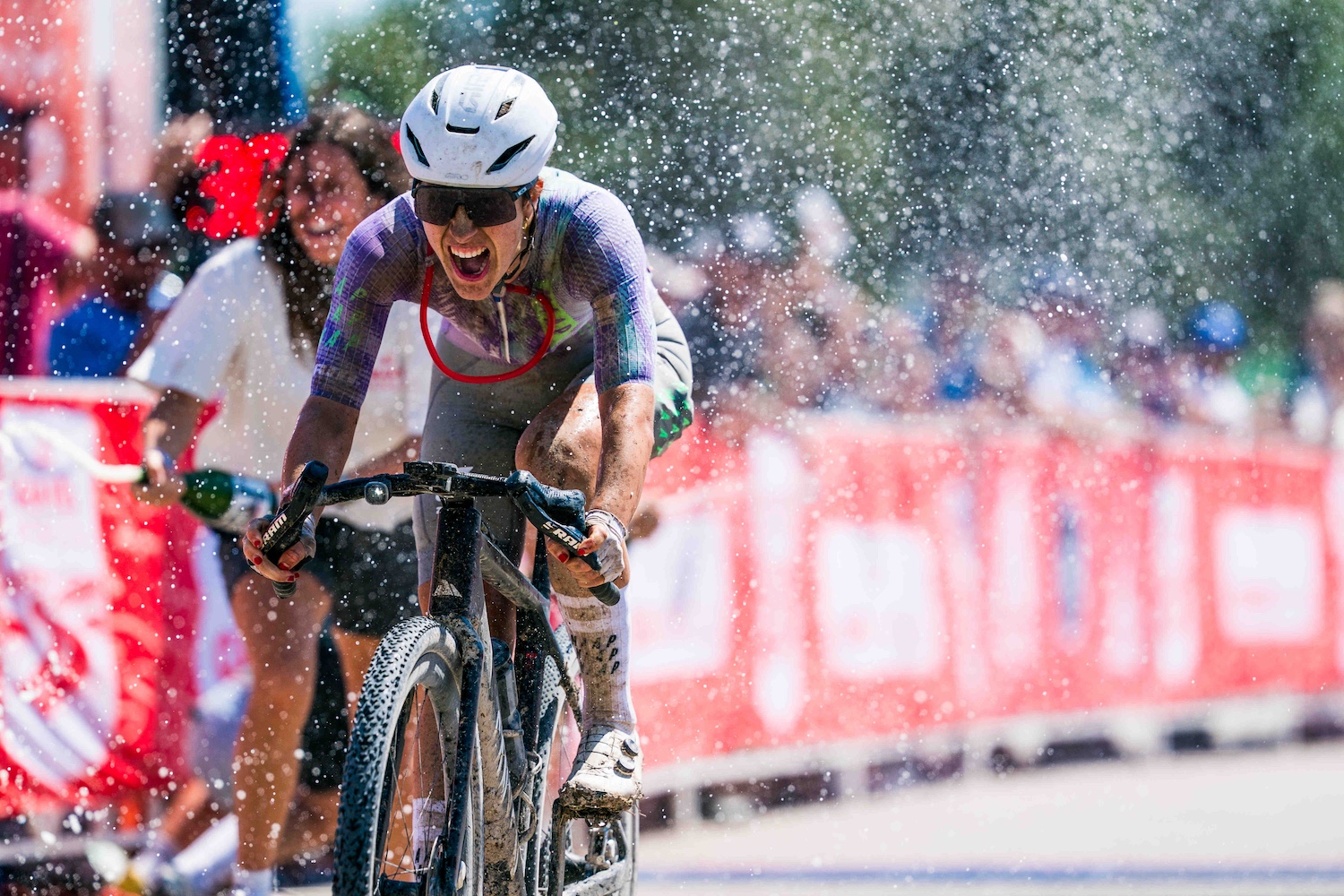 Rosa Klöser (Canyon-SRAM) claims the win at 2025 Gravel Worlds